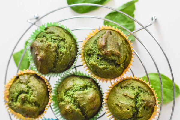 muffinki szpinakowe z jagodami goji przepis